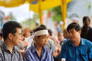 Phó Chủ tịch UBND tỉnh Đắk Lắk Nguyễn Thiên Văn (ngoài cùng bên phải) thăm hỏi, động viên gia đình nạn nhân trong vụ thảm án. (Ảnh: TT)