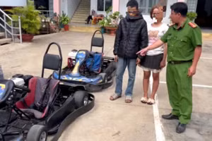 Lực lượng chức năng làm việc với 1 trong số 3 thanh thiếu niên. (Ảnh: CA)