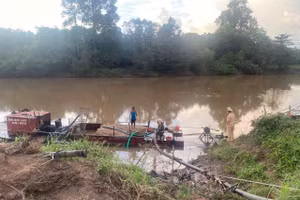 CSGT Đắk Lắk bắt quả tang 1 giám đốc công ty sử dụng tàu hết kiểm định để khai thác cát. (Ảnh: CA)