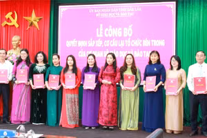 Giám đốc Sở GD&ĐT Lê Thị Thanh Xuân trao Quyết định cho các trưởng, phó phòng sau sắp xếp. (Ảnh: Thành Tâm)