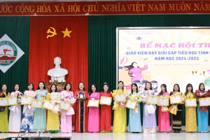 Phó Giám đốc Sở GD&ĐT Lê Thị Kim Oanh trao giải Nhất cho 17 thí sinh. (Ảnh: Thành Tâm) 