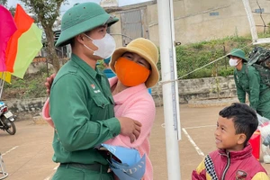 Người mẹ gặp lại con trai sau 2 năm tham gia nghĩa vụ quân sự. (Ảnh: EAR)