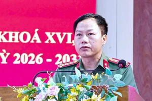 Ông Đỗ Khắc Hưởng báo cáo Chương trình hành động của ứng cử viên đại biểu Quốc hội khóa XVI. (Ảnh: daklak.gov.vn) 