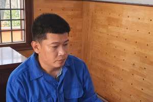 Ông Bạch Biên Hòa, nguyên Phó Chủ tịch UBND xã Hòa Xuân, TP Buôn Ma Thuột tại cơ quan điều tra. (Ảnh: SD)