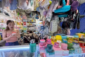 Một chủ cửa hàng mỹ phẩm tại TP Buôn Ma Thuột đang livestream bán hàng. (Ảnh: TT)