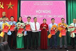 Trao quyết định cho các trưởng phòng chuyên môn, nghiệp vụ thuộc sở GD&ĐT. (Ảnh: ĐV)