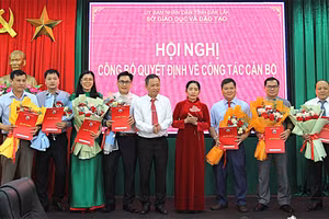 Trao quyết định cho các trưởng phòng chuyên môn, nghiệp vụ thuộc sở GD&ĐT. (Ảnh: ĐV)