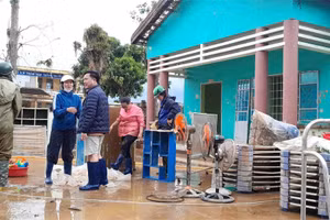 Ông Lưu Tiến Quang (thứ 3 từ phải qua) - Phó Giám đốc Sở GD&ĐT kiểm tra thiệt hại tại các trường thuộc xã Đồng Xuân. (Ảnh: TT)