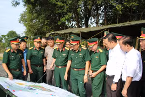 Khảo sát thực địa vị trí xây dựng Trường Phổ thông nội trú liên cấp Tiểu học - THCS Buôn Đôn tại thôn Thống Nhất. (Ảnh: TT)