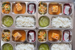 Suất ăn đã hoàn thiện. (Ảnh do Hội CMHS chụp 18/3)