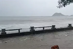 Sóng biển bắt đầu tràn qua bề đê khu vực Đại Lãnh, phía Bắc tỉnh Khánh Hòa vào chiều 6/11. (Ảnh: TT)