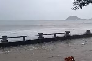 Sóng biển bắt đầu tràn qua bề đê khu vực Đại Lãnh, phía Bắc tỉnh Khánh Hòa vào chiều 6/11. (Ảnh: TT)