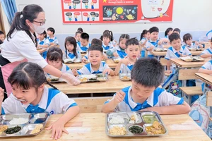 Học sinh Trường Tiểu học Nguyễn Bỉnh Khiêm, phường Buôn Ma Thuột, tỉnh Đắk Lắk ăn bán trú tại trường. (Ảnh: TT)