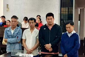 Các bị cáo tại phiên tòa xét xử ngày 23/9. (Ảnh: TA)