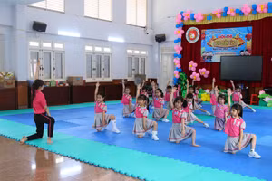 Rèn luyện cho trẻ sự dẻo dai, linh hoạt, tự tin thể hiện bản thân qua từng giai điệu. (Ảnh: Thế Hùng)