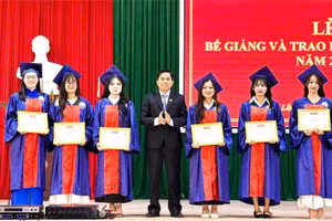 Phó Giám đốc Sở GD&ĐT Đắk Lắk Nguyễn Xuân Đá trao Giấy khen cho các sinh viên xuất sắc. (Ảnh: MH)