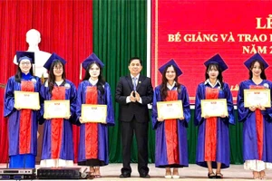 Phó Giám đốc Sở GD&ĐT Đắk Lắk Nguyễn Xuân Đá trao Giấy khen cho các sinh viên xuất sắc. (Ảnh: MH)