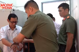 Cơ quan chức năng thi hành lệnh khởi tố đối với ông Hậu. (Ảnh: TT)