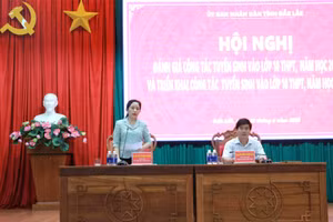 Ông Nguyễn Thiên Văn, Phó Chủ tịch UBND tỉnh - bà Lê Thị Thanh Xuân, Giám đốc Sở GD&ĐT đồng chủ trì hội nghị. (Ảnh: TT)