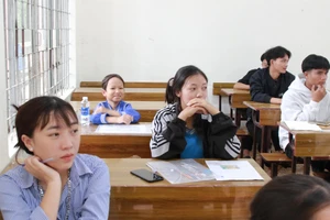 Thí sinh Nguyễn Văn Thiện đến làm thủ tục dự thi chiều 25/6. (Ảnh: Thành Tâm)