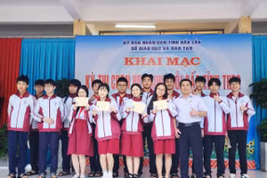 Học sinh tham dự khai mạc Kỳ thi tại Hội đồng thi Trường THPT Buôn Ma Thuột. (Ảnh: Thành Tâm)