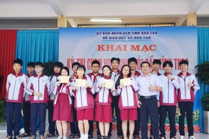 Học sinh tham dự khai mạc Kỳ thi tại Hội đồng thi Trường THPT Buôn Ma Thuột. (Ảnh: Thành Tâm)