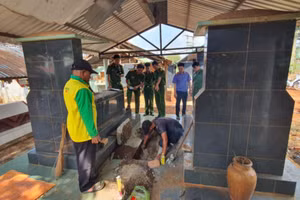 Công an Đắk Lắk khai quật bào thai để thu mẫu ADN củng cố hồ sơ. (Ảnh: CACC)