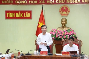 Chủ tịch UBND tỉnh Đắk Lắk Tạ Anh Tuấn phát biểu tại cuộc họp. (Ảnh: ĐXH)