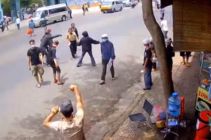 'Cò cơm' tái xuất trước cổng Bệnh viện vùng Tây Nguyên. (Ảnh: TT)