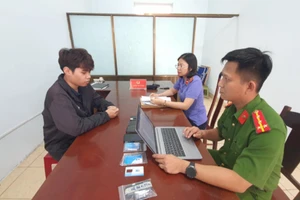 Sinh viên Nguyễn Bá Khánh Toàn tại cơ quan Công an. (Ảnh: SĐ)