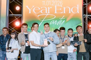 Anh Võ Thành Tâm trao thưởng trong chương trình tri ân khách hàng.