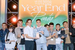 Anh Võ Thành Tâm trao thưởng trong chương trình tri ân khách hàng.