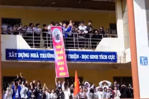 Băng rôn của học sinh: "Thầy Hoàng Minh Ngọc mãi đỉnh". (Ảnh cắt từ clip)