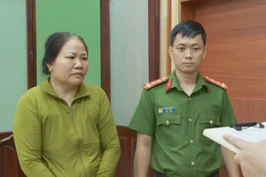 Cơ quan Công an tống đạt các quyết định tố tụng đối với Hồ Thụy Bích Dân. (Ảnh: SĐ)