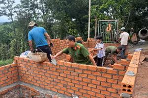 Công an, người dân, cán bộ địa phương cùng nhau xây dựng nhà cho người dân vùng DTTS tại Lâm Đồng. (Ảnh: QT)
