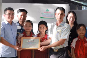 Bàn giao công trình vệ sinh cho Trường Tiểu học Lê Đình Chinh, xã Ea Wy.