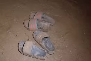 Đôi dép 2 bé trai 7 tuổi để lại trên bờ hồ Ea Kar, xã Ea Kar, tỉnh Đắk Lắk.