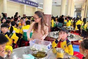 Học sinh tại Trường Tiểu học Trưng Vương ăn bán trú tại trường. (Ảnh: NT)
