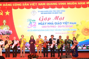 TS Tôn Thị Ngọc Hạnh, Phó Chủ tịch UBND tỉnh Đắk Nông tặng hoa tri ân các NGƯT. (Ảnh: Thành Tâm)