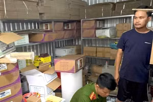 Cơ quan chức năng khám xét cửa hàng kinh doanh thuốc BVTV giả tại Đắk Lắk.