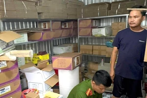 Cơ quan chức năng khám xét cửa hàng kinh doanh thuốc BVTV giả tại Đắk Lắk.