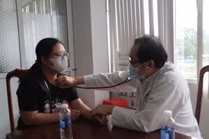 Một bệnh nhân được các bác sĩ khám lại theo giấy mời của Bệnh viện đa khoa vùng Tây Nguyên. (Ảnh: TT)