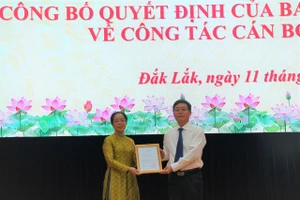 Ông Nguyễn Đình Trung, Bí thư Tỉnh ủy Đắk Lắk trao quyết định cho bà Huỳnh Thị Chiến Hòa. (Ảnh: NX)