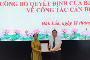 Ông Nguyễn Đình Trung, Bí thư Tỉnh ủy Đắk Lắk trao quyết định cho bà Huỳnh Thị Chiến Hòa. (Ảnh: NX)
