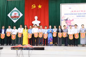 Ban tổ chức tặng cờ lưu niệm cho các phòng GD&ĐT. (Ảnh: TT)