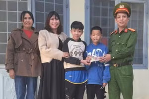 Công an thị trấn Đức An tiếp nhận số tiền hơn 10 triệu đồng từ 2 học sinh. (Ảnh: CA)