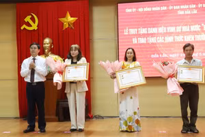 Thừa ủy quyền của Chủ tịch nước, ông Nguyễn Đình Trung - Bí thư Tỉnh ủy Đắk Lắk trao danh hiệu cho thân nhân các mẹ. (Ảnh: CL)