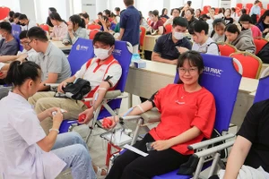 Sinh viên, tình nguyện viên tham gia hiến máu tình nguyện tại Trường Đại học Y Dược Buôn Ma Thuột. (Ảnh: TT)