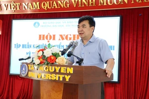 PGS.TS Lê Đức Niêm - Phó Hiệu trưởng Trường Đại học Tây Nguyên quán triệt Quy chế thi. (Ảnh: TT)