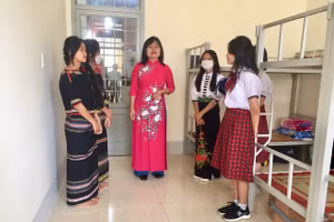 Phó Chủ tịch UBND tỉnh Đắk Lắk H' Yim Kđoh kiểm tra điều kiện ăn, ở của học sinh Trường THPT DTNT Đam San. (Ảnh: TT)